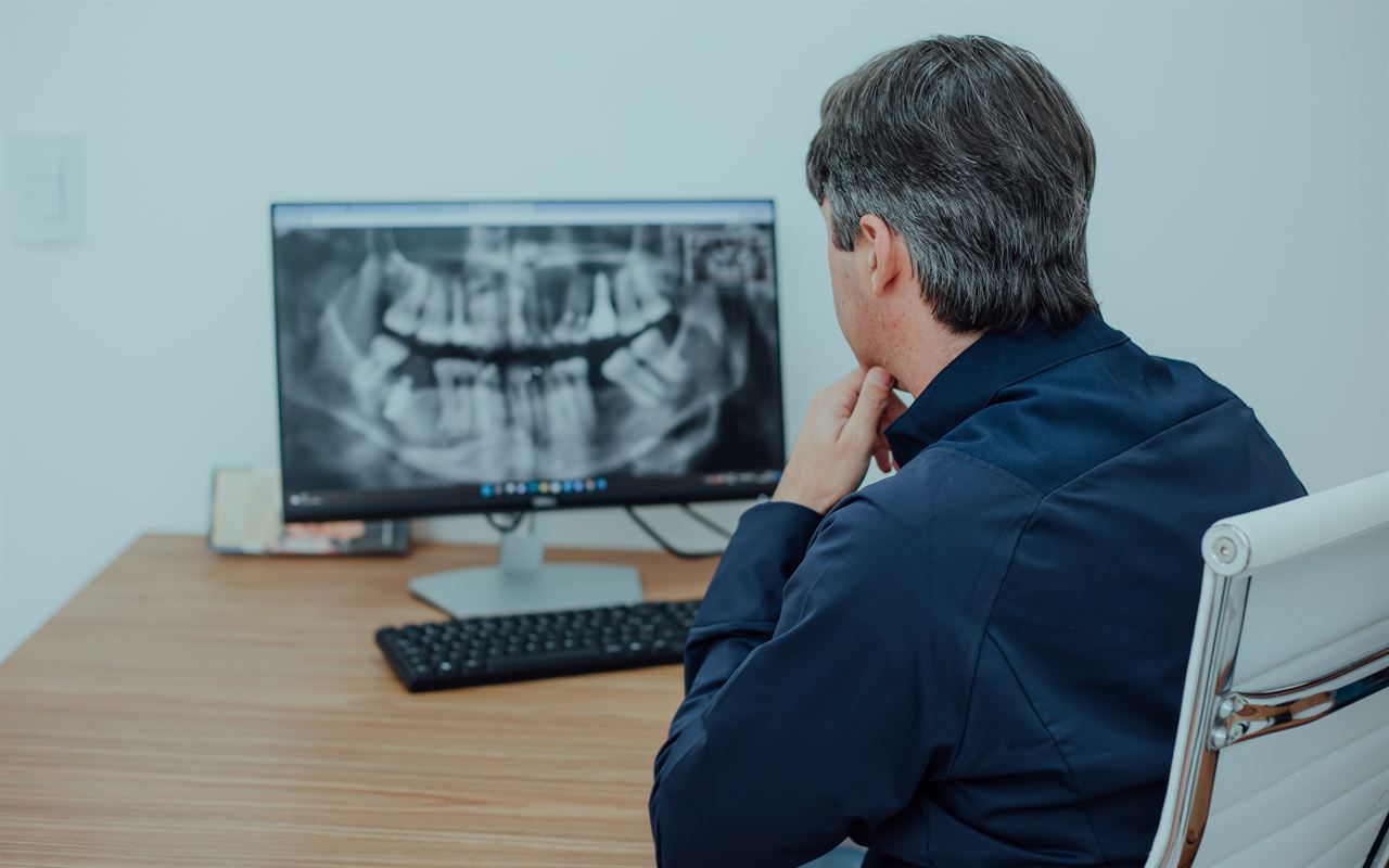 Dr. Rogério Cesconeto em atendimento na Rio Odontologia