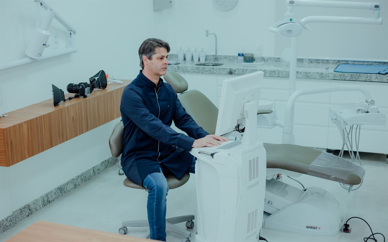 Dr. Rogério Cesconeto durante o atendimento